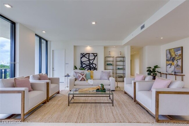 Building Photo - 4 br, 3.5 bath Condo - 3581 E Glencoe St