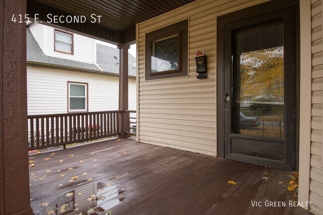 Building Photo - Large 3 Bedroom Home
