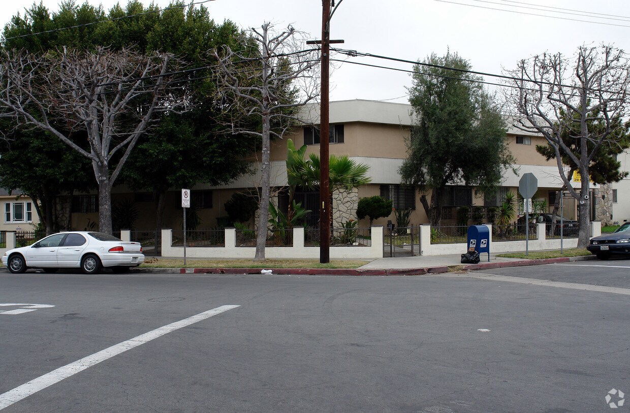 Foto principal - 901 E La Brea Dr