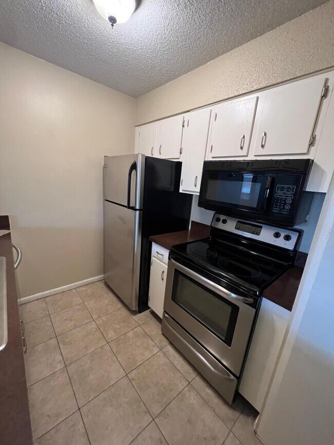 Building Photo - 603 Colonial Dr
