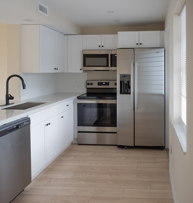 Building Photo - 3000 S Course Dr