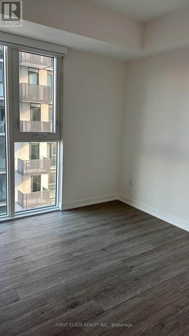 Photo du bâtiment - 500-500 Wilson Ave