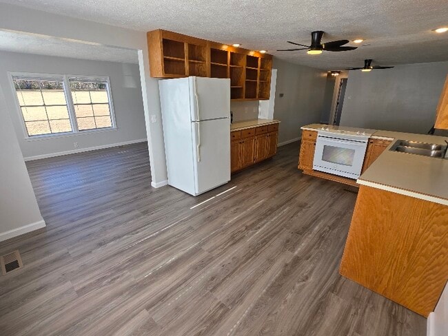 Building Photo - 57 Benchmark Dr