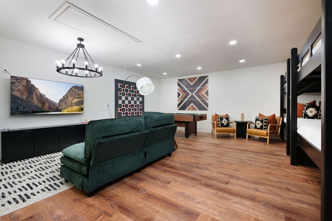 Building Photo - 13603 Oak Cabin