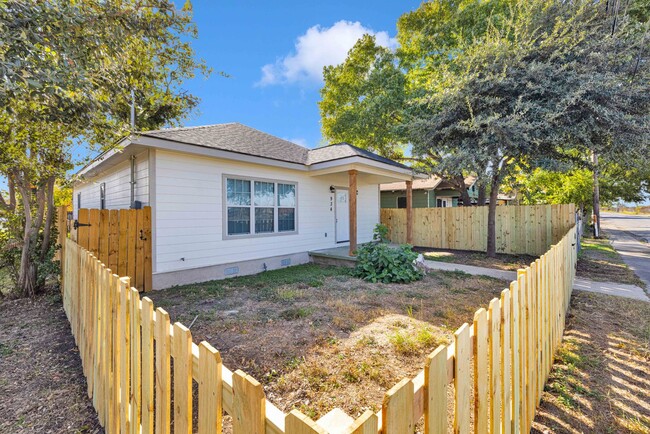 Building Photo - Beautiful Rental in Dignowity Hill!