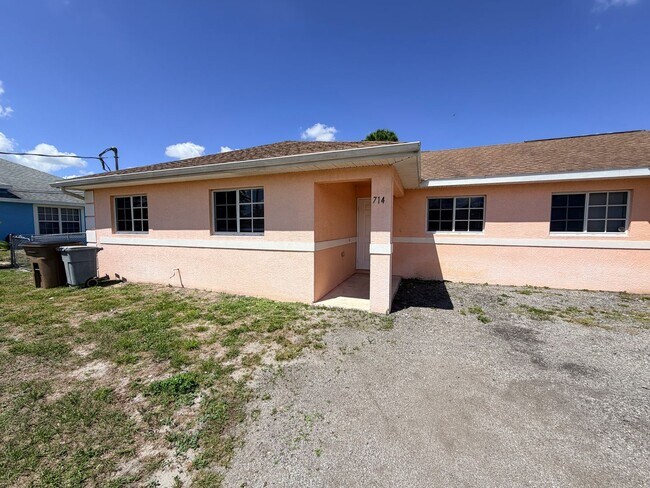 Building Photo - 3 Bedroom 2 Bath Duplex