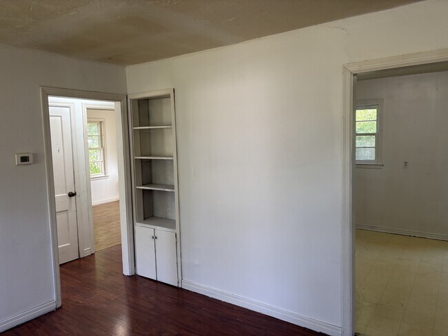 Building Photo - 1827 E McFarland St