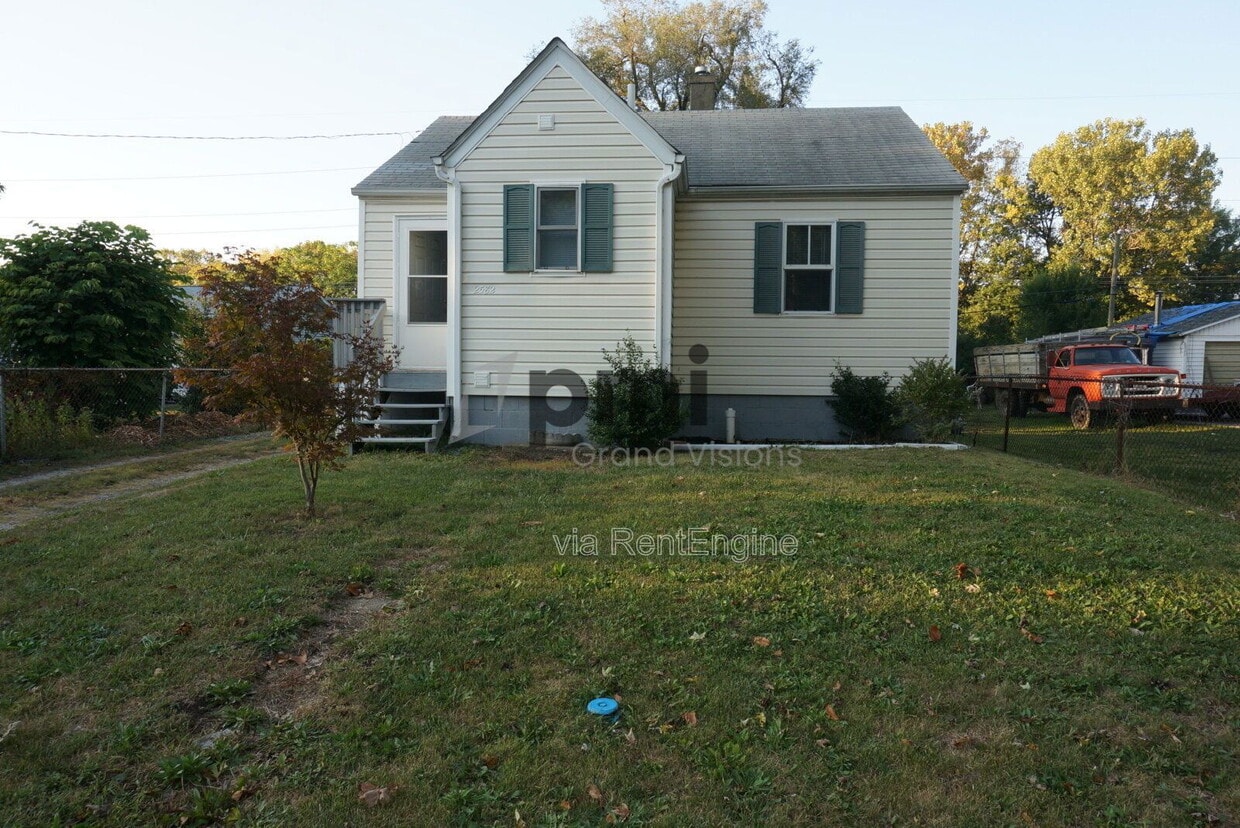 Primary Photo - 2582 E Garfield Ave