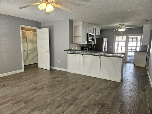 Foto del edificio - 272 Loyola Rd