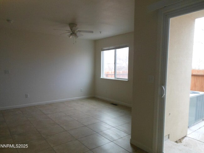 Foto del edificio - 655 Desert Springs Ct