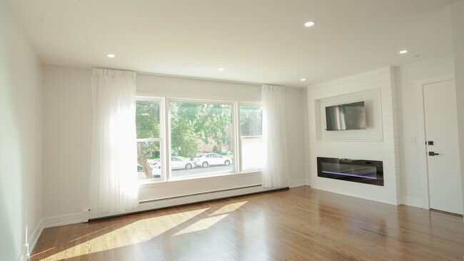 Building Photo - 8508 W Berwyn Ave