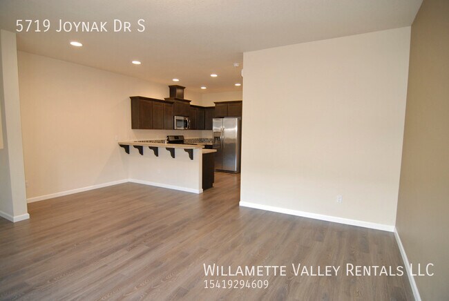 Foto del edificio - Townhome in South Salem