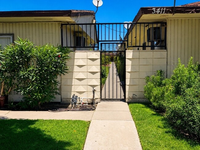 Foto del edificio - 3411 W Orange Ave
