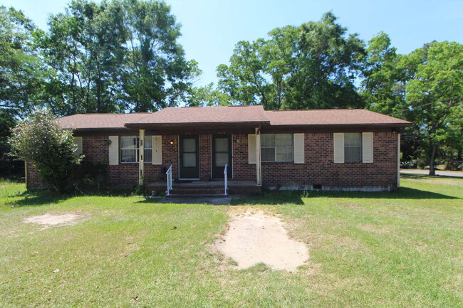 Foto del edificio - Quiet North Pensacola/Cantonment 2BR Brick Duplex on 1 Acre with Open Living Layout, Storage Room...