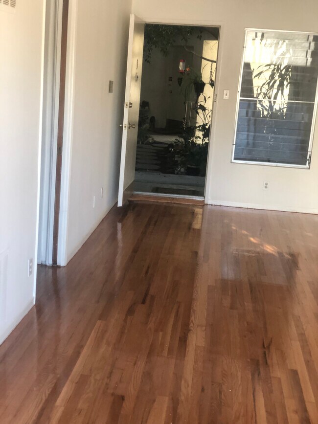 Foto del edificio - 2167 Beachwood Ter
