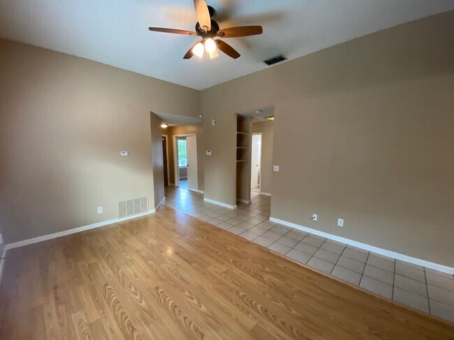 Foto del edificio - Spacious Halfplex in a Court