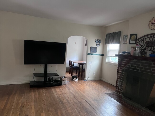 lving room - 4912 Derry St