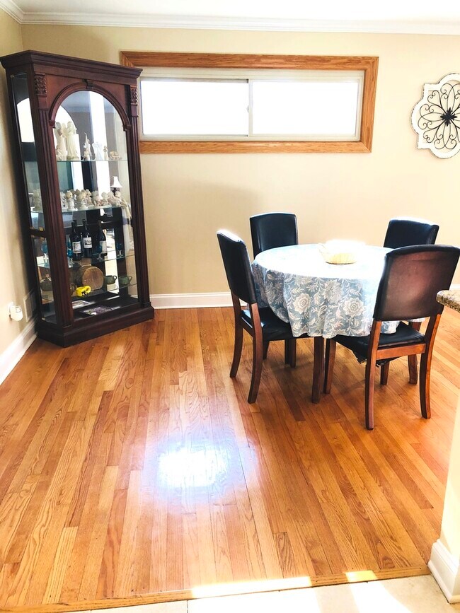 Foto del edificio - 9529 N Kenneth Ave