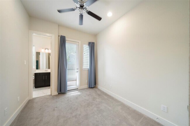 Building Photo - 2616 Riverside Dr