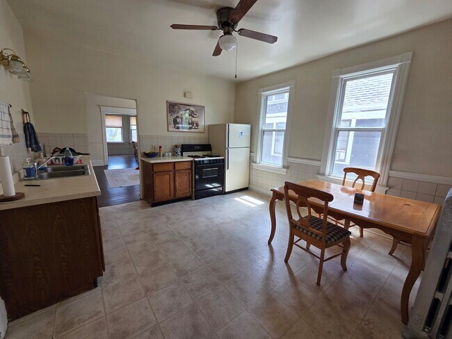 Foto del edificio - 2945 N Frederick Ave