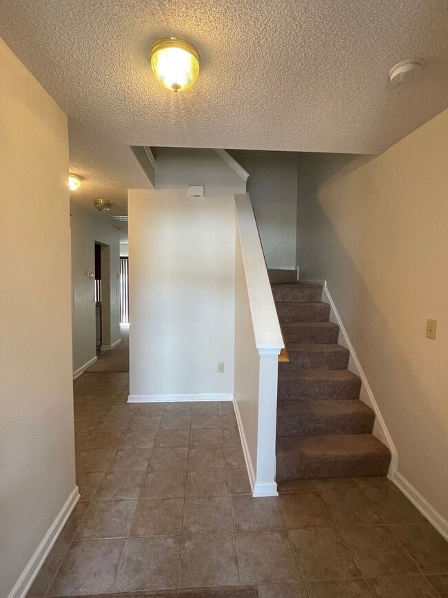 Building Photo - Great Location!  Townhouse with a Garage