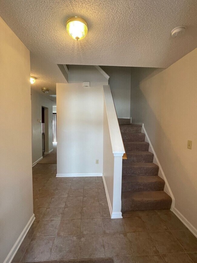 Foto del edificio - Great Location!  Townhouse with a Garage