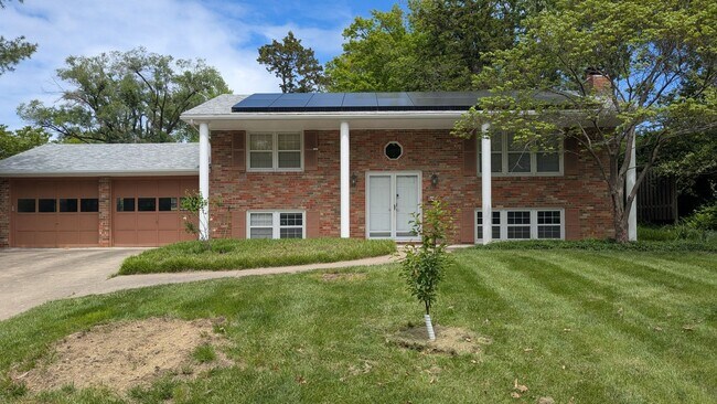 Building Photo - Stunning 4 Bedroom Home In Central Columbia!