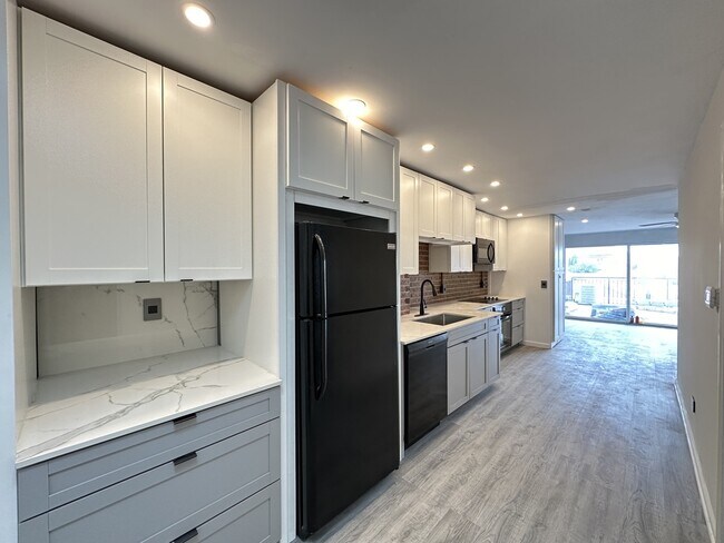 Foto del edificio - 5947 W Montrose Ave