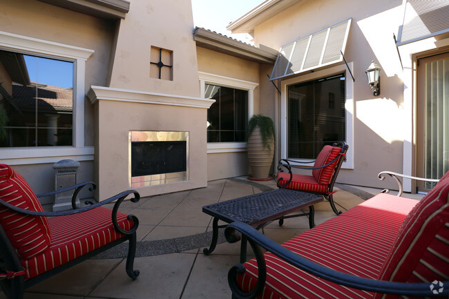 Hermoso patio con chimenea - Wyngate Apartments