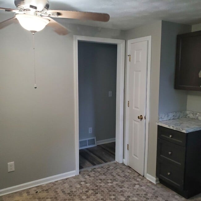 Building Photo - 6 Bdrm House For Rent