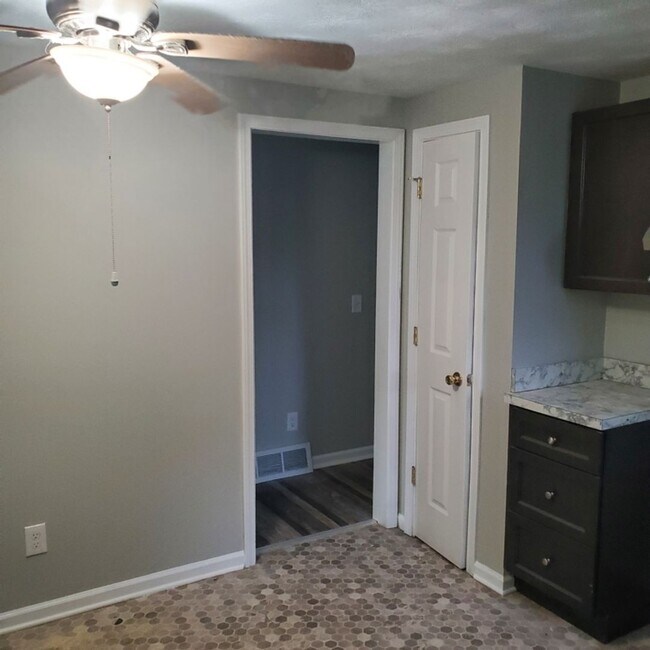 Foto del edificio - 6 Bdrm House For Rent