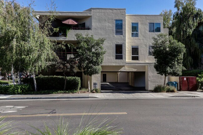 Building Photo - 1 Bed / 1 Bath Palo Alto condo near Stanfo...
