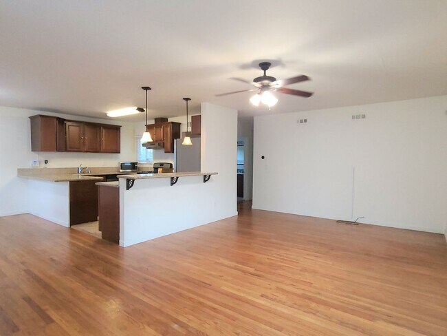Building Photo - Beautiful 3 bedroom 2 bathroom home in Par...