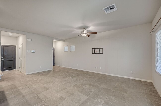 Foto del edificio - Spacious 4 Bedroom Home!
