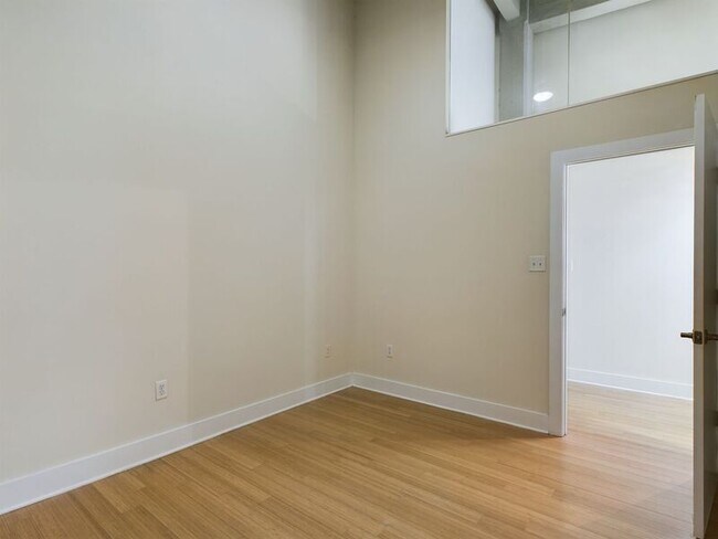 Building Photo - 815 Perry St