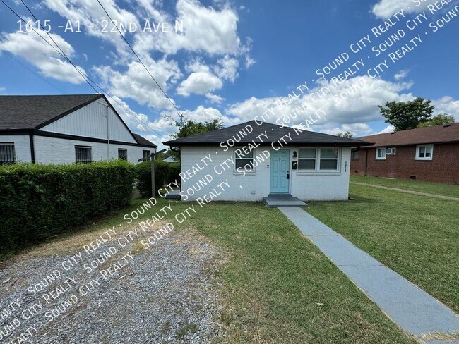 Building Photo - 2 Bed/ 1 Bath in triplex - North Nashville...