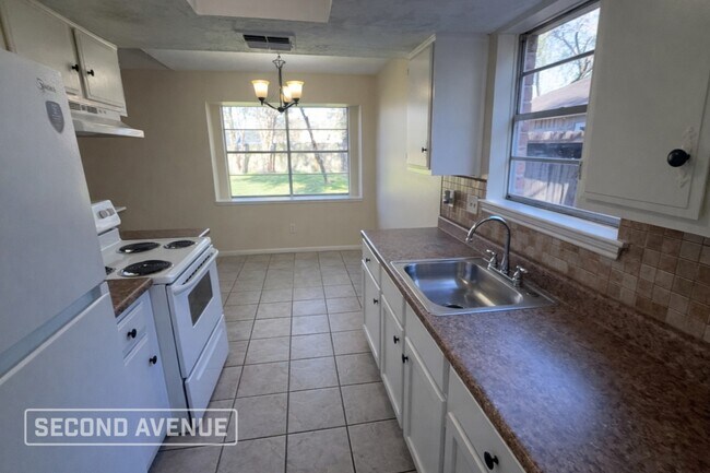 Building Photo - 7023 Foxhurst Ln