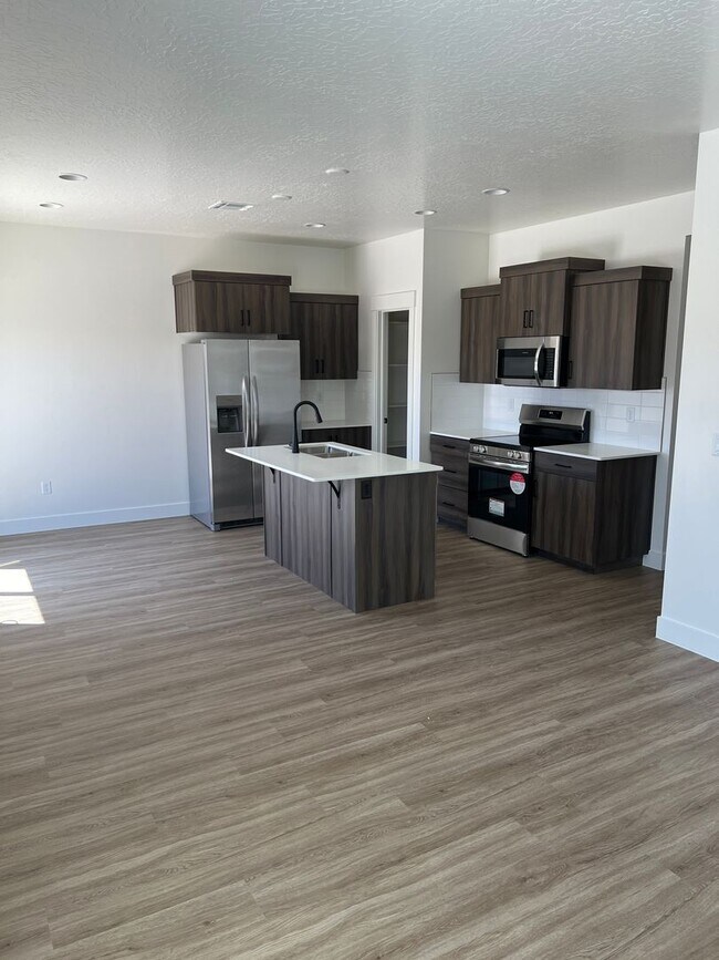 Foto del edificio - Newer 4 bedroom townhome in South Desert Gardens!