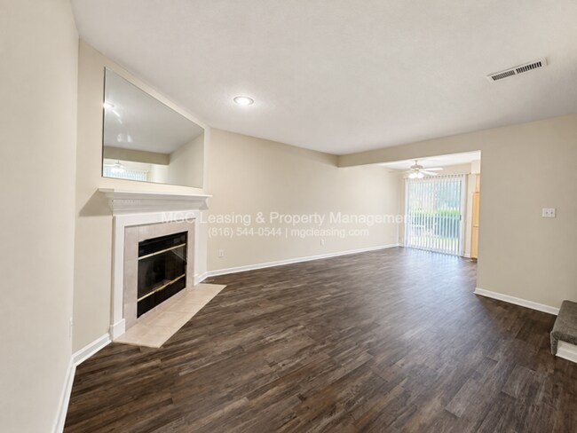 Foto del edificio - Knollbrook Townhome in lee's Summit, MO with New Upgrades & Rent Special