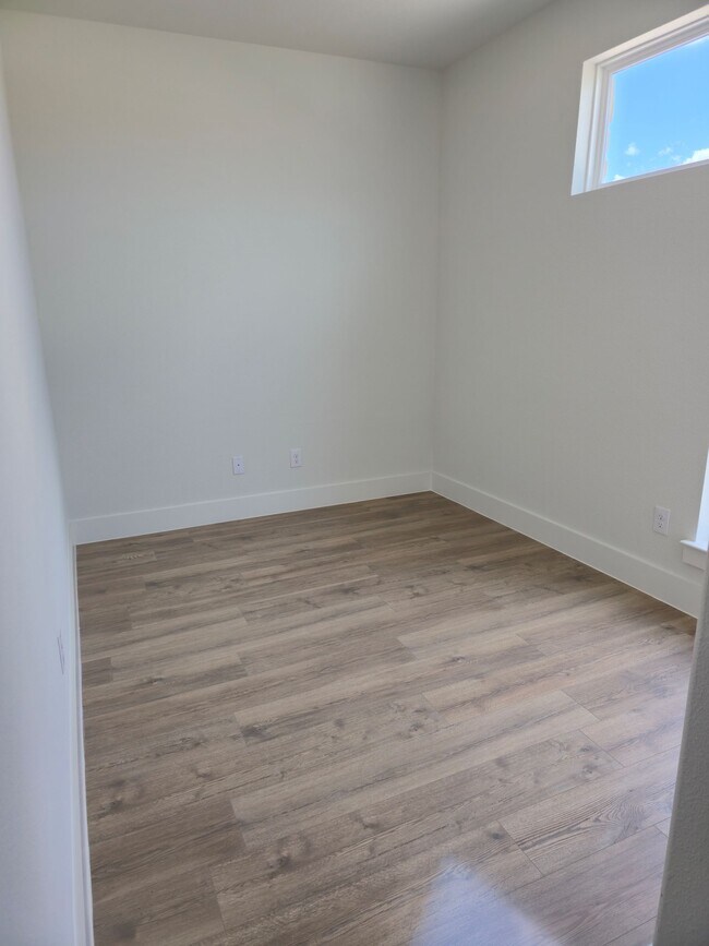 Foto del edificio - 808 Meadowcrest Dr