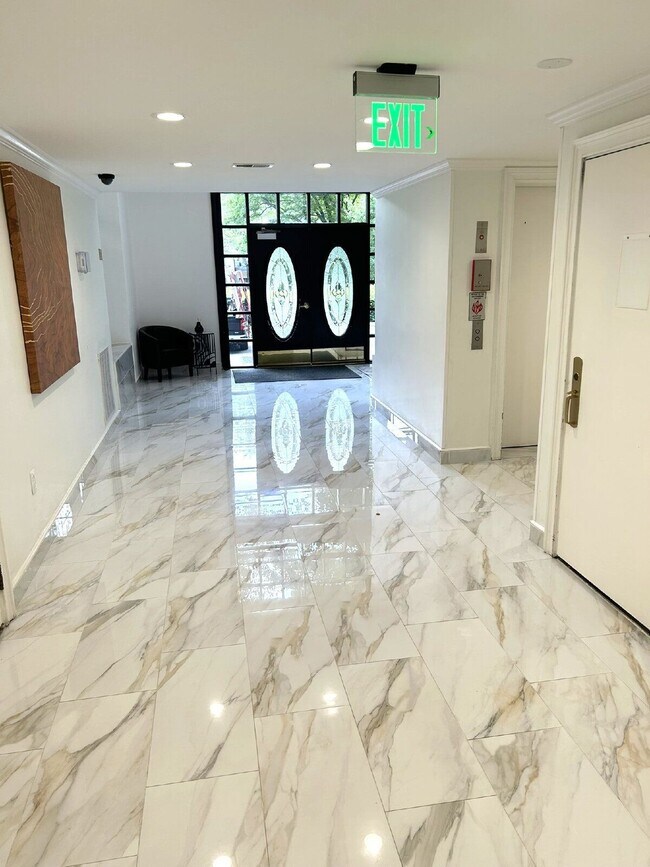Building Photo - 3115 Pine Heights Dr NE