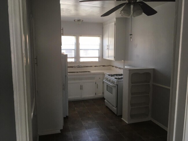 Building Photo - 522 N Normandie Ave