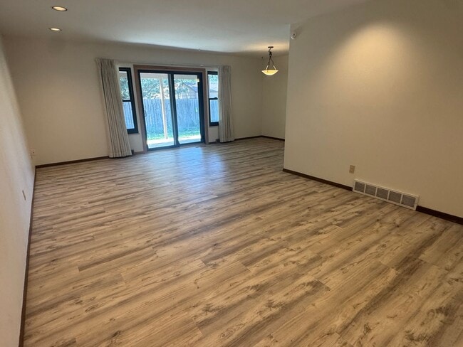 Building Photo - Newly updated Three Bedroom Available In Triplex in Meadowglen