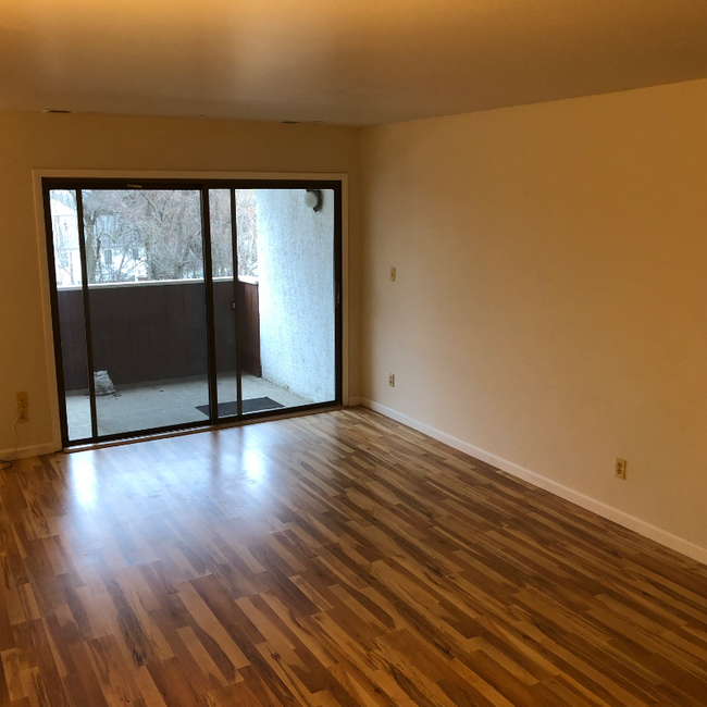 Building Photo - 115 Charlotte Way