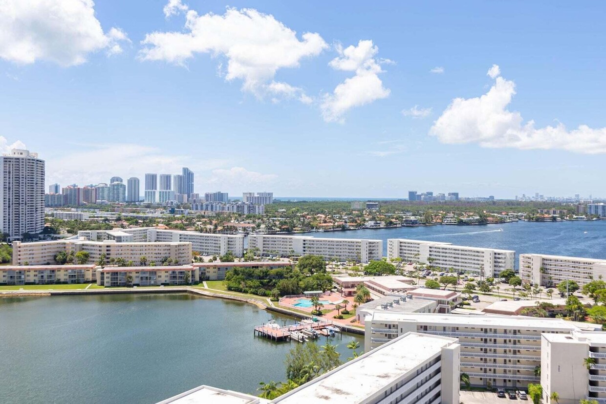 Foto principal - 18031 Biscayne Blvd