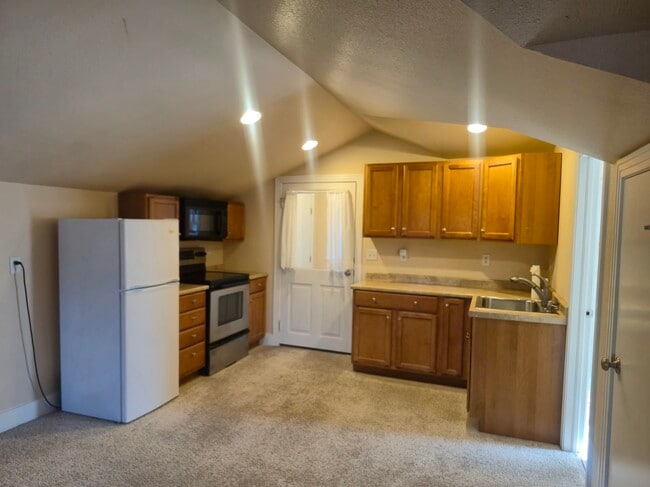 Cocina y entrada con vista a la bahía desde el área del dormitorio. - 2013 Wood Ave
