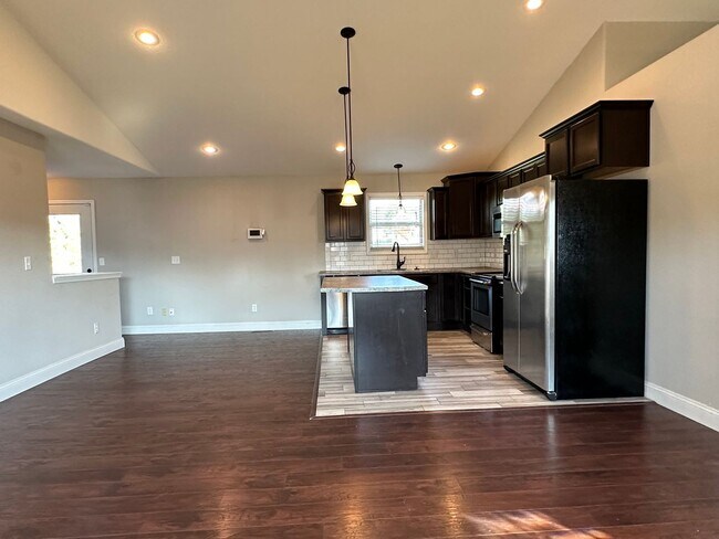 Building Photo - 4 Bedroom 3 Bath 2 Stall Garage in Waynesv...