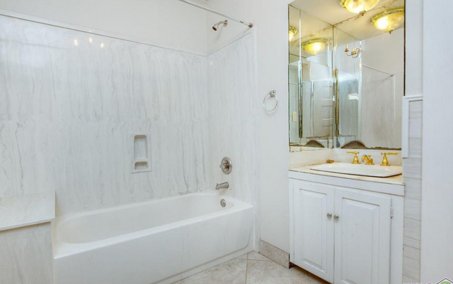 Bathroom - 2257 Wisteria St