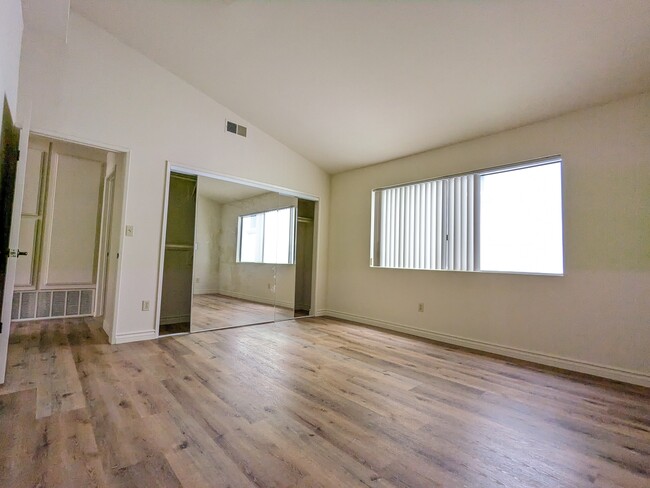 Livingroom - 13304 Valleyheart Dr