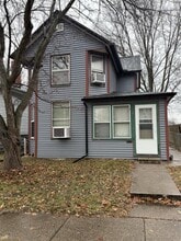 Building Photo - 906 E 9th St